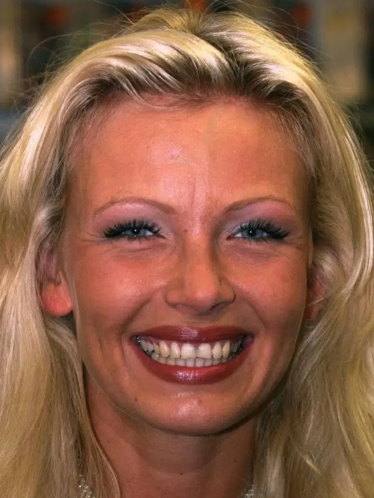 Vivian Schmitt Biography: Wiki, Age, Career, Height, Weight, Boyfriend, Net Worth & More